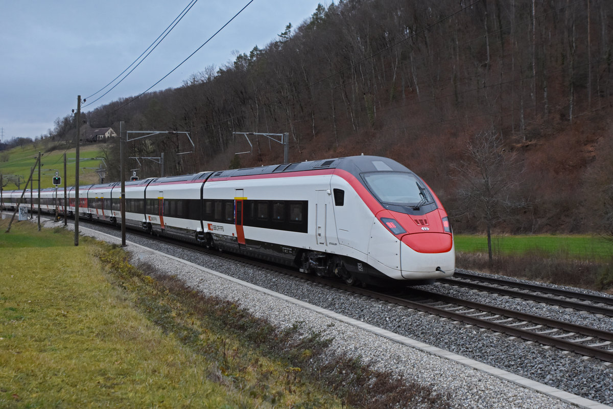 RABe 501 027-3 Giruno fährt Richtung Bahnhof Gelterkinden. Die Aufnahme stammt vom 23.12.2020.