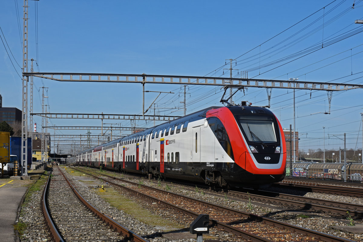 RABe 502 015-6 Twindexx, durchfährt den Bahnhof Muttenz. Die Aufnahme stammt vom 16.03.2020.