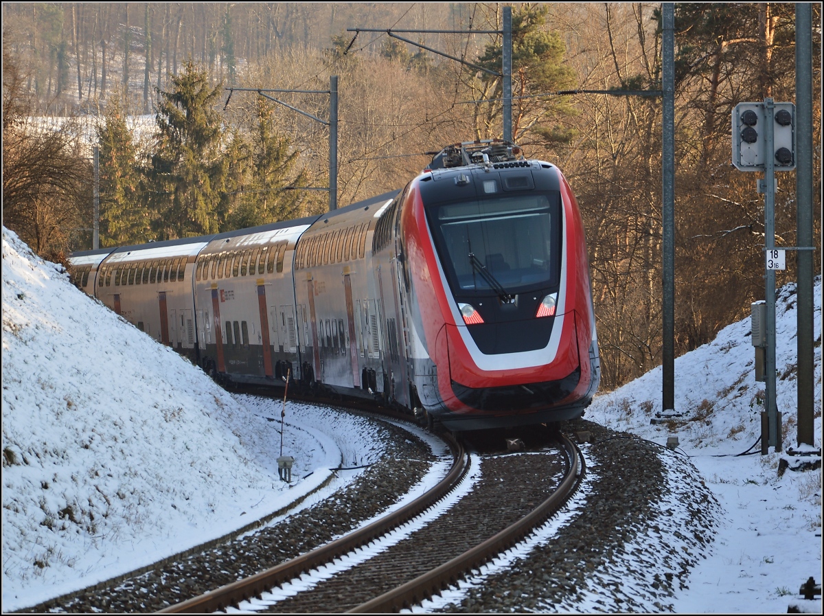 RABe 502 203-8 scheint nicht zu wanken trotz schneller Fahrt, vllig gerade auf dem Gleis, dabei war er subjektiv deutlich schneller als der nachfolgende GTW. Mglicherweise eine Testfahrt mit aktivierter WAKO. Ossingen, Januar 2016.