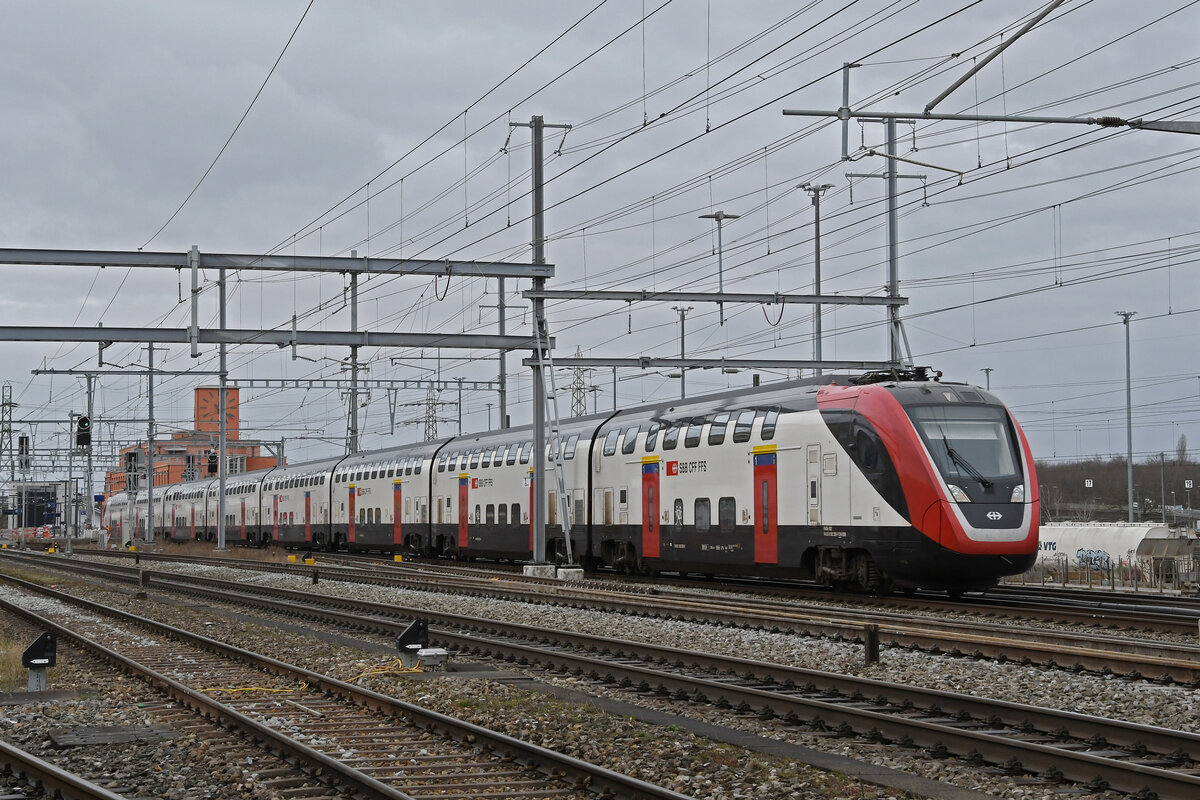 RABe 502 206-1 Twindexx durchfährt am 08.02.2024 den Bahnhof Muttenz.