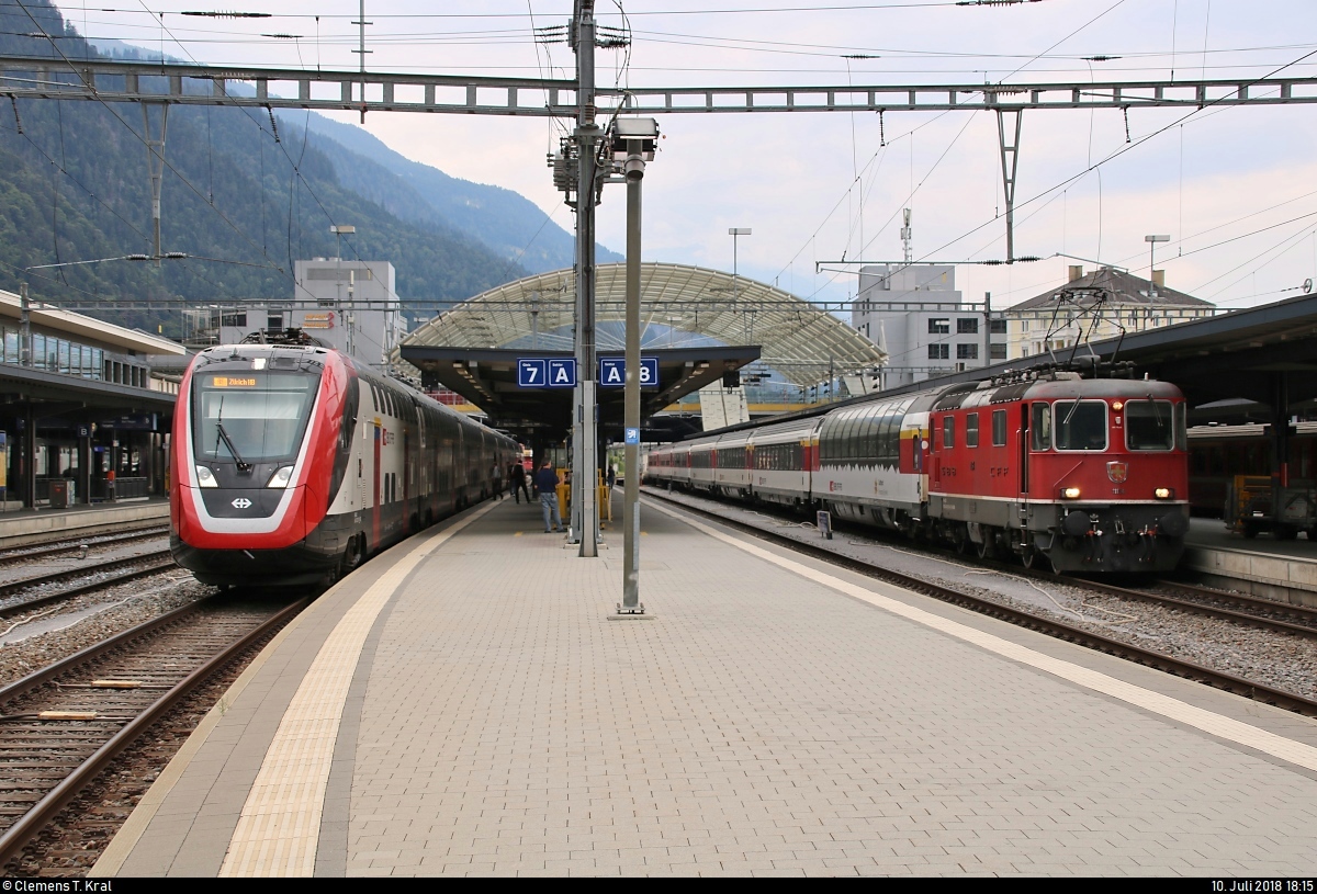 RABe 502 207-9 (Bombardier Twindexx Swiss Express) SBB als RE 5082 nach Zürich HB (CH) trifft auf Re 4/4 II 11134 (420 134-9) als IC 936 (IC 3) nach Zürich HB (CH) in ihrem Startbahnhof Chur (CH).
[10.7.2018 | 18:15 Uhr]