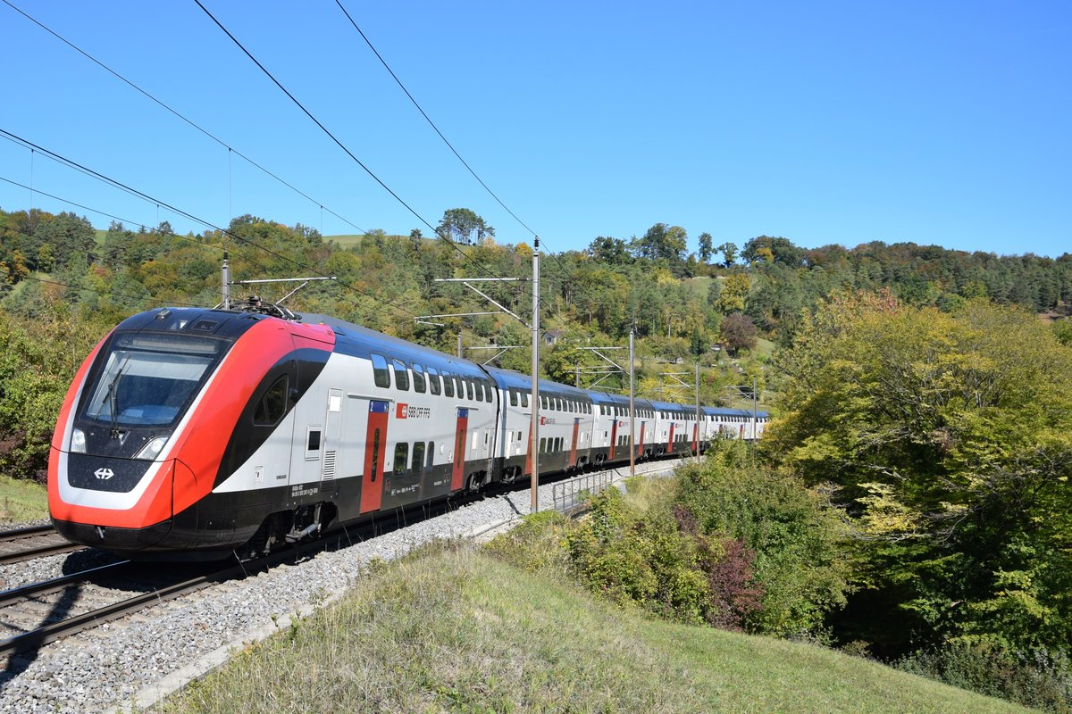 RABe 502 207-9 legt sich am Nachmittag des 04.10.2018 bei Villnachern AG in die Kurve, unterwegs in Richtung Basel.