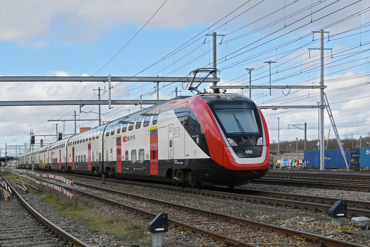 RABe 502 208-7 Twindexx durchfährt am 23.02.2024 den Bahnhof Muttenz.