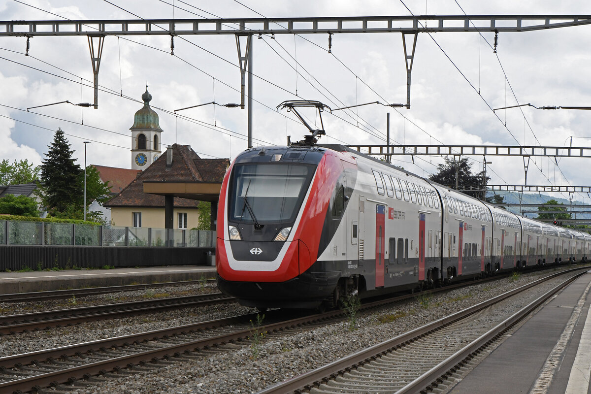 RABe 502 210-3 Twindexx durchfährt am 12.05.2023 den Bahnhof Rupperwil.