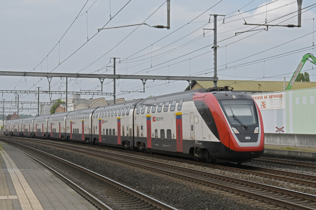 RABe 502 213-7 Twindexx durchfährt am 09.05.2025 den Bahnhof Rothrist.