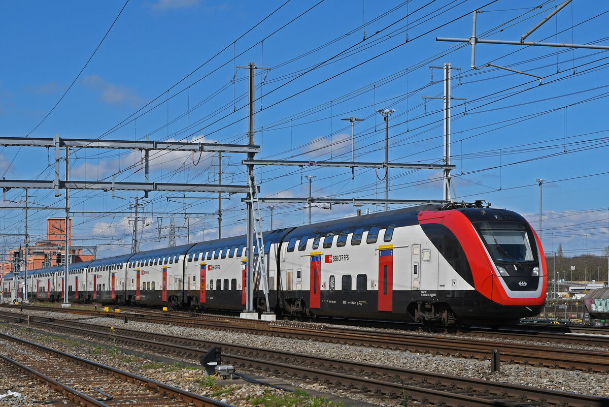 RABe 502 221-0 Twindexx durchfährt am 25.03.2024 den Bahnhof Muttenz.