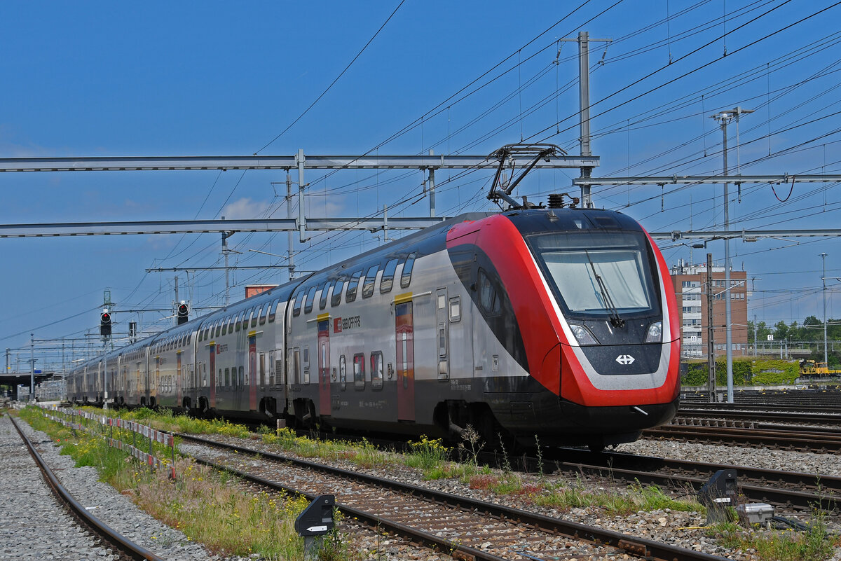 RABe 502 228-5 Twindexx durchfährt am 06.06.2024 den Bahnhof Muttenz.
