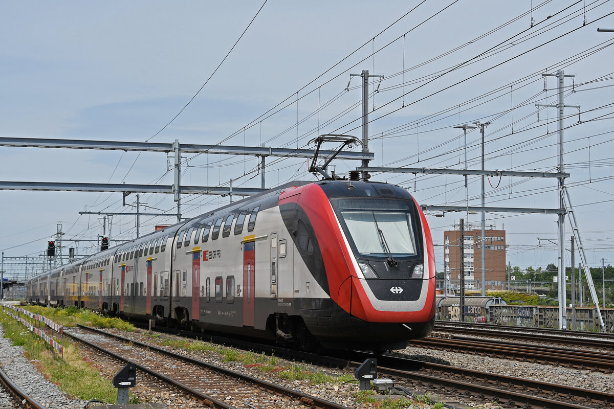 RABe 502 228-5 Twindexx durchfährt am 18.06.2024 den Bahnhof Muttenz.