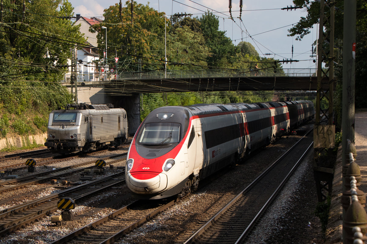 RABe 503 + 37 028-4 in Offenburg am 27. Juli 2018. Der Triebzug ist aus der Schweiz, die E-Lok im Hintergrund ein Gast aus Frooonkreich. 