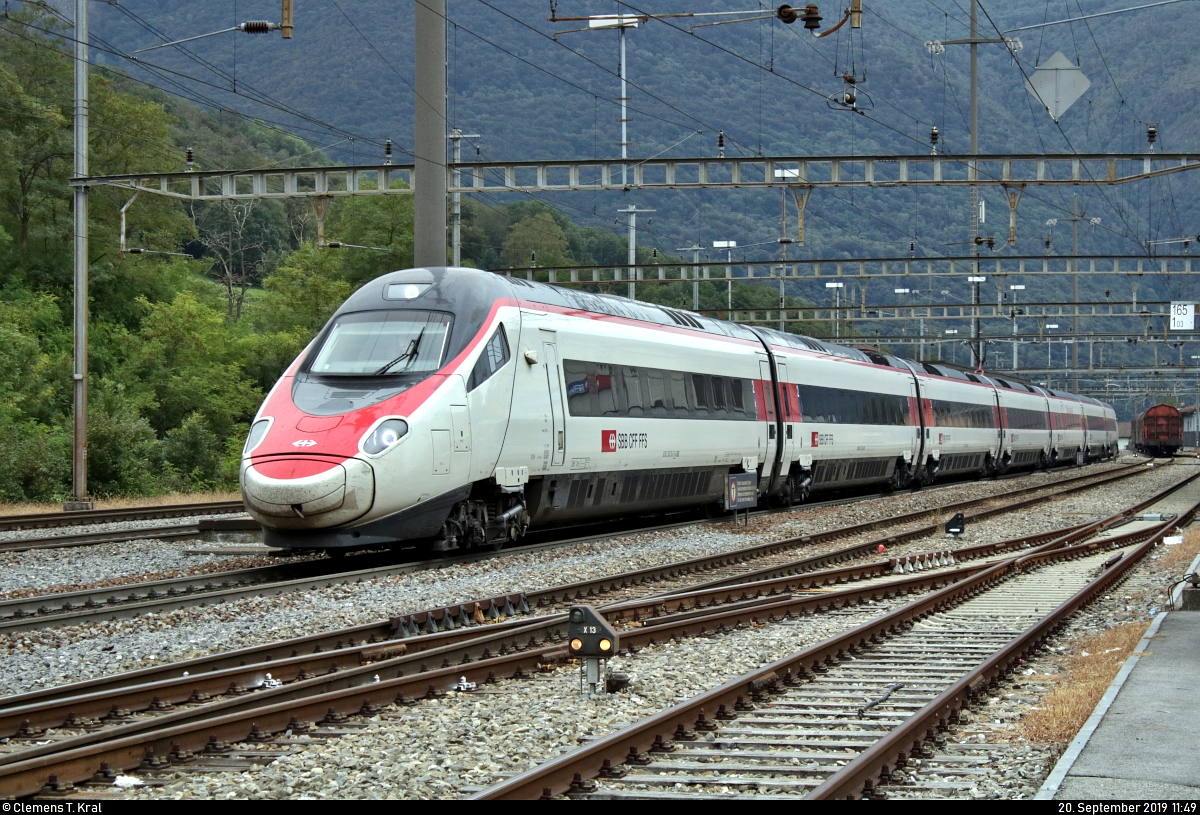 RABe 503 ??? (Alstom ETR 610) SBB als EC 358 von Milano Centrale (I) nach Basel SBB (CH) durchfährt den Bahnhof Rivera-Bironico (CH) auf der Gotthardbahn am Monte Ceneri (600).
Aufgenommen von einem öffentlich zugänglichen Parkplatz.
[20.9.2019 | 11:49 Uhr]