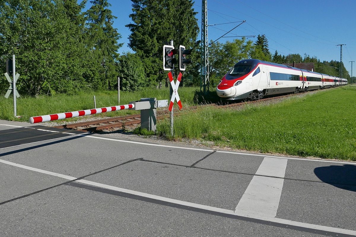 RABe 503 015 am 14.06.2021 als ECE 198, München - Zürich, zwischen Kißlegg und Wangen im Allgäu