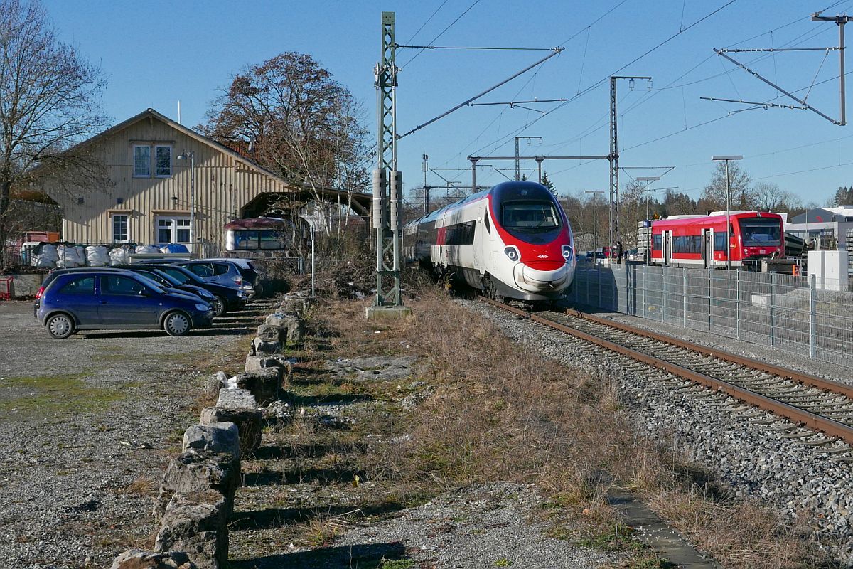 RABe 503 020 fhrt am 16.12.2020 als EuroCityExpress ECE 99, Zrich - Mnchen, durch den Bahnhof von Kilegg.
