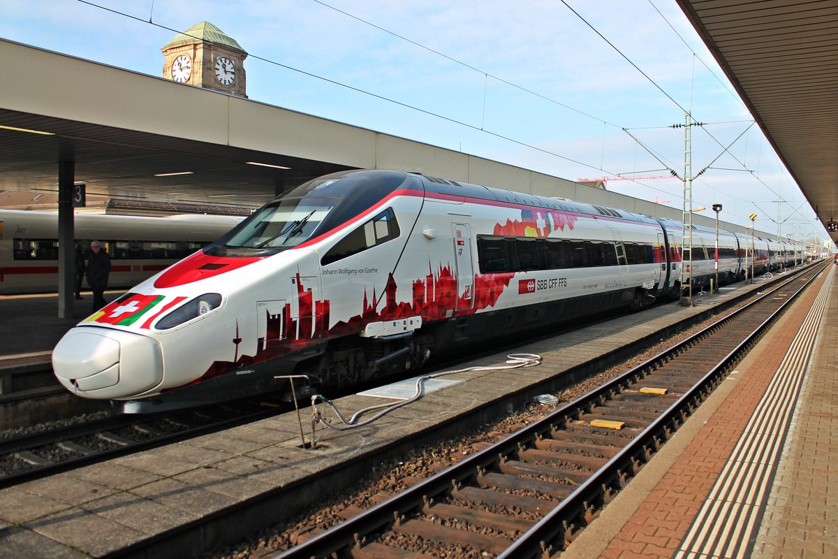 RABe 503 022  Johann Wolfgang von Goethe  am Morgen des 17.11.2017 bei der Präsentation der neuen Zugverbindung Frankfurt - Mailand auf Gleis 4 im Badischen Bahnhof von Basel.