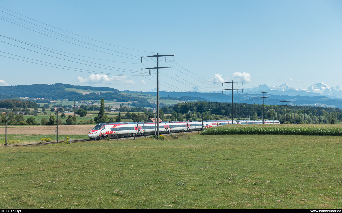 RABe 503 022 mit einem Schwesterfahrzeug am 16. August 2018 bei Allmendingen.