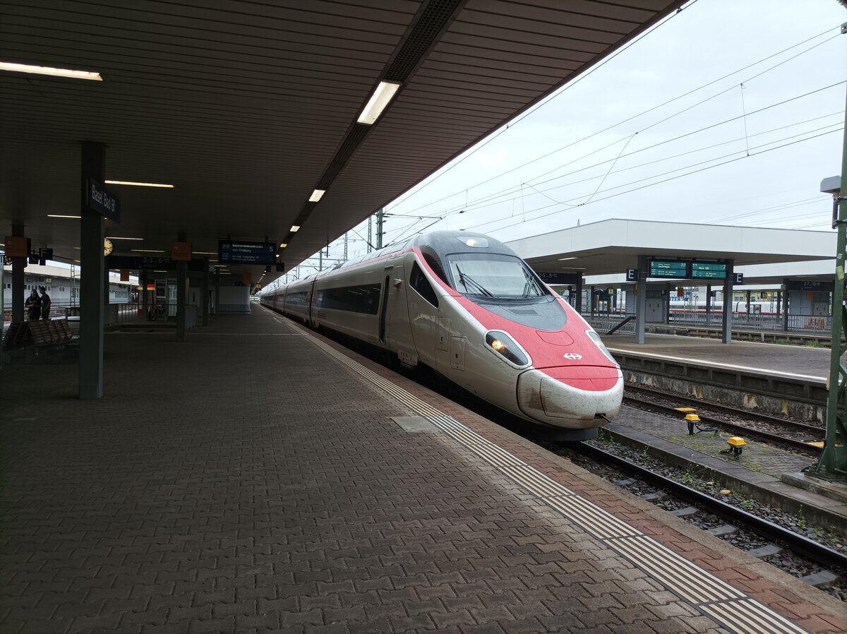 RABe 503 114 als Leerzug am 3.7.21 in Basel Badischer Bahnhof 