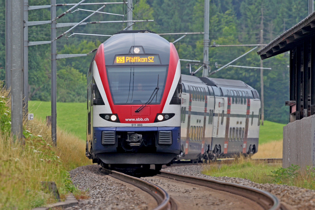 RABe 511 003 fährt als S5 bei Bubikon durch am 28.6.2014