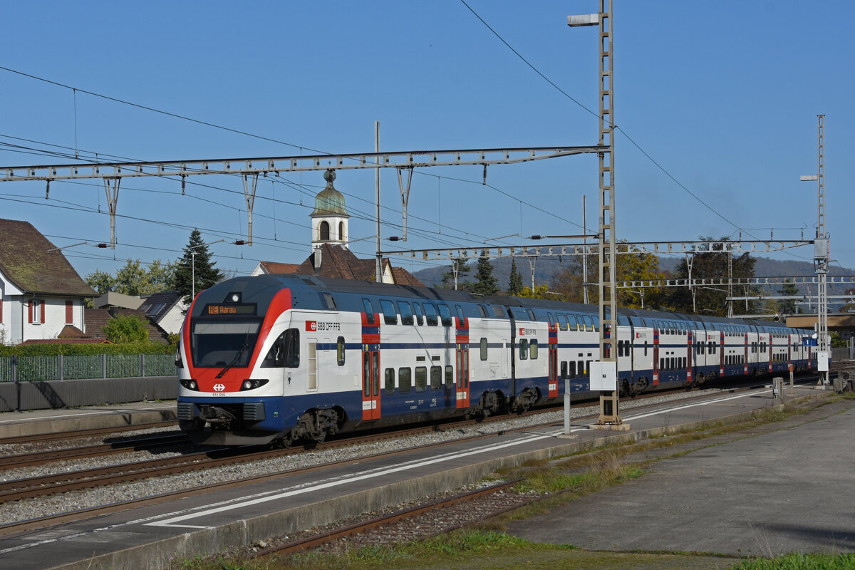 RABe 511 010 KISS durchfährt am 27.10.2022 den Bahnhof Rupperswil.