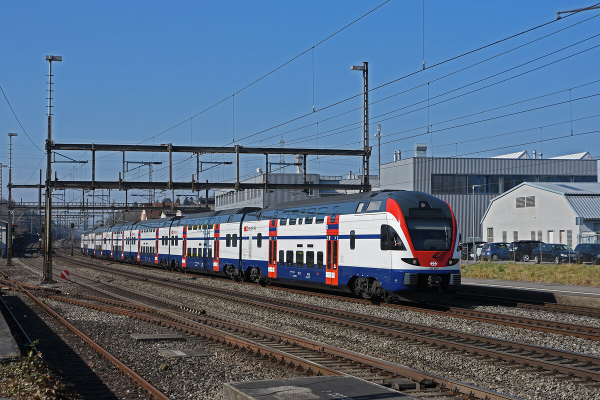 RABe 511 012 KISS durchfährt den Bahnhof Rupperswil. Die Aufnahme stammt vom 10.03.2022.