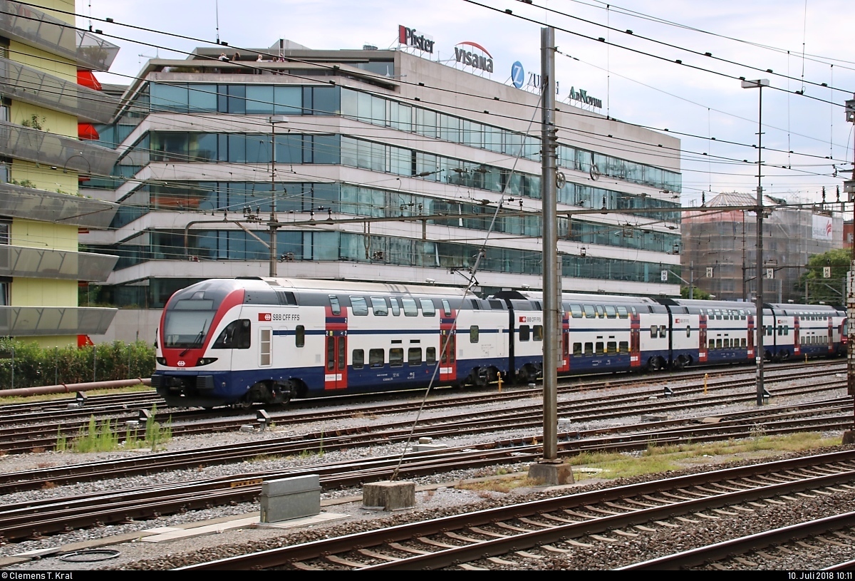 RABe 511 013 (Stadler DOSTO) SBB-ZVV ist im Gleisvorfeld von Zürich HB (CH) abgestellt.
Aufgenommen im IR 2262 (IR 37) von Zürich HB (CH) nach Basel SBB (CH).
[10.7.2018 | 10:11 Uhr]