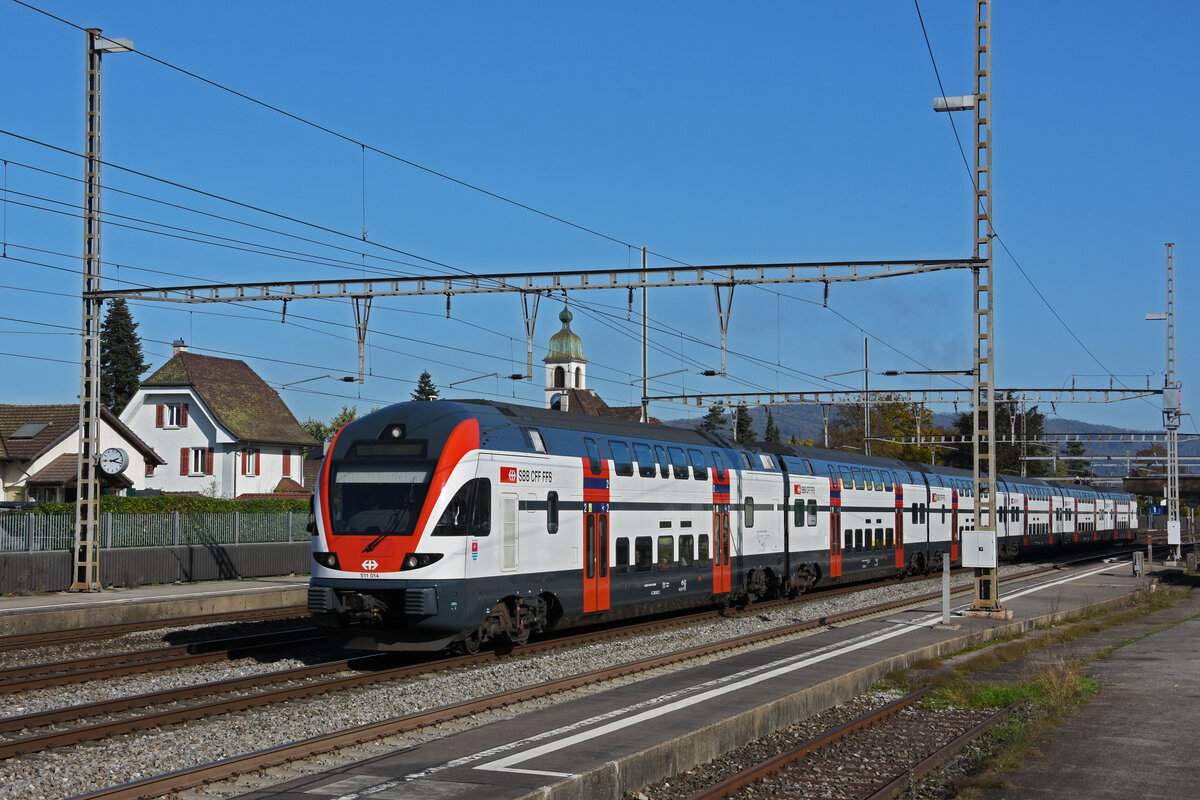 RABe 511 014 KISS durchfährt am 27.10.2022 den Bahnhof Rupperswil.