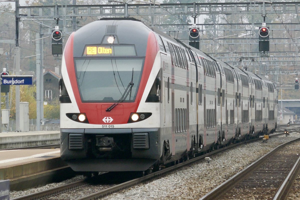 RABe 511 015 als RE von Bern nach Olten, am 4.11.18 bei der Einfahrt in den Bhf Burgdorf.