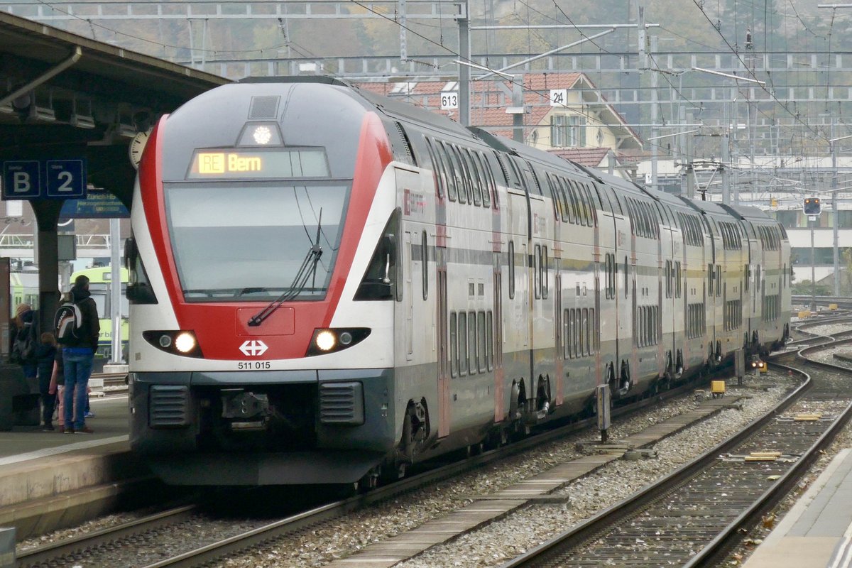 RABe 511 015 als RE von Olten am 4.11.18 bei der Ankunft in Burgdorf.