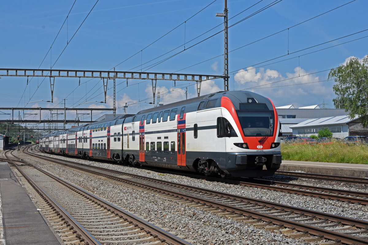 RABe 511 015 durchfährt den Bahnhof Rupperswil. Die Aufnahme stammt vom 10.06.2021.