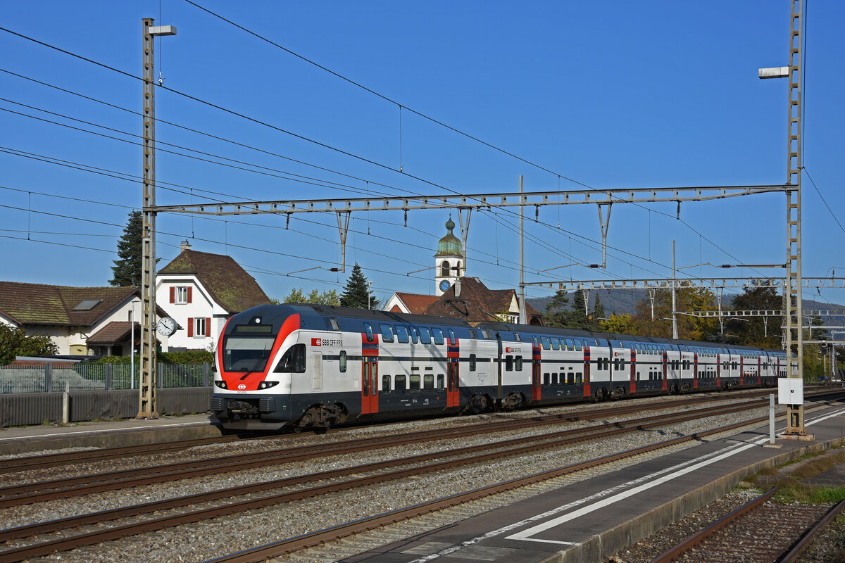 RABe 511 015 KISS durchfährt am 27.10.2022 den Bahnhof Rupperswil.