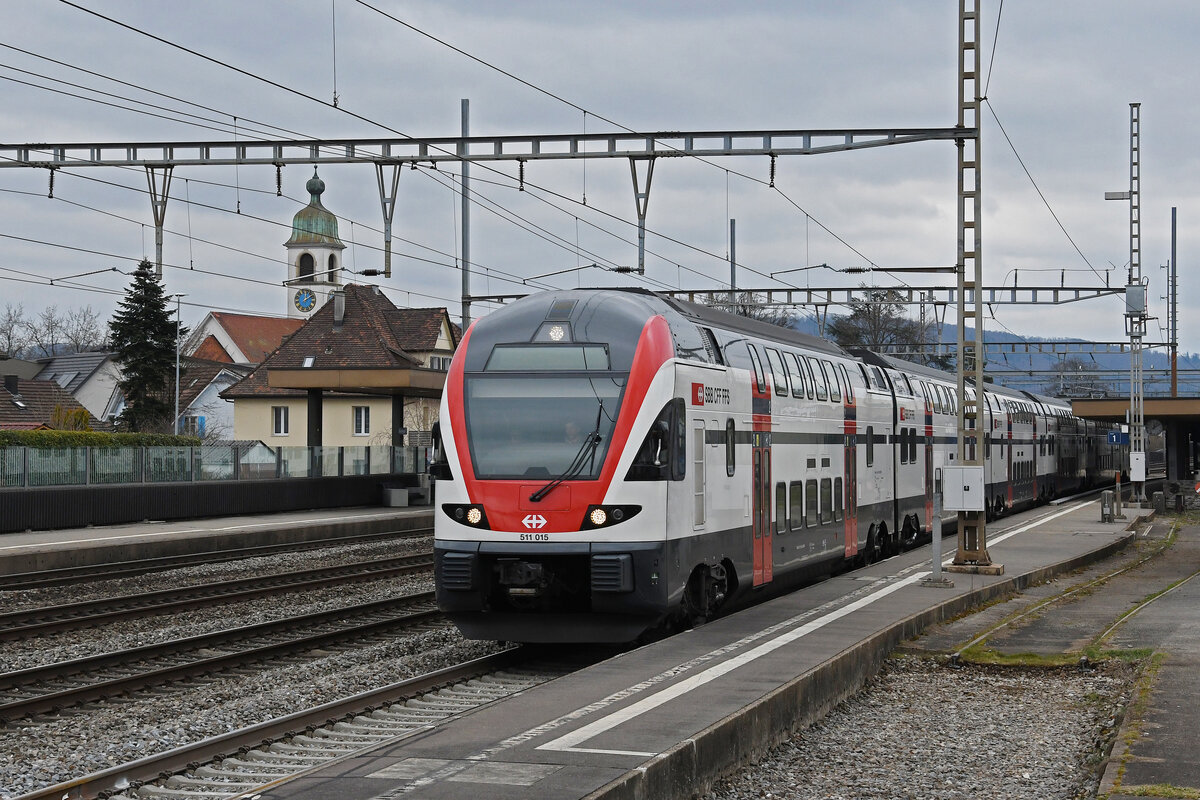 RABe 511 015 KISS durchfährt am 27.02.2023 den Bahnhof Rupperswil.
