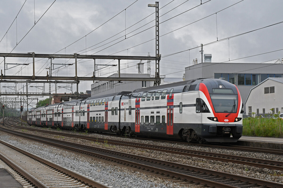 RABe 511 015 Kiss durchfährt am 12.05.2023 den Bahnhof Rupperswil.