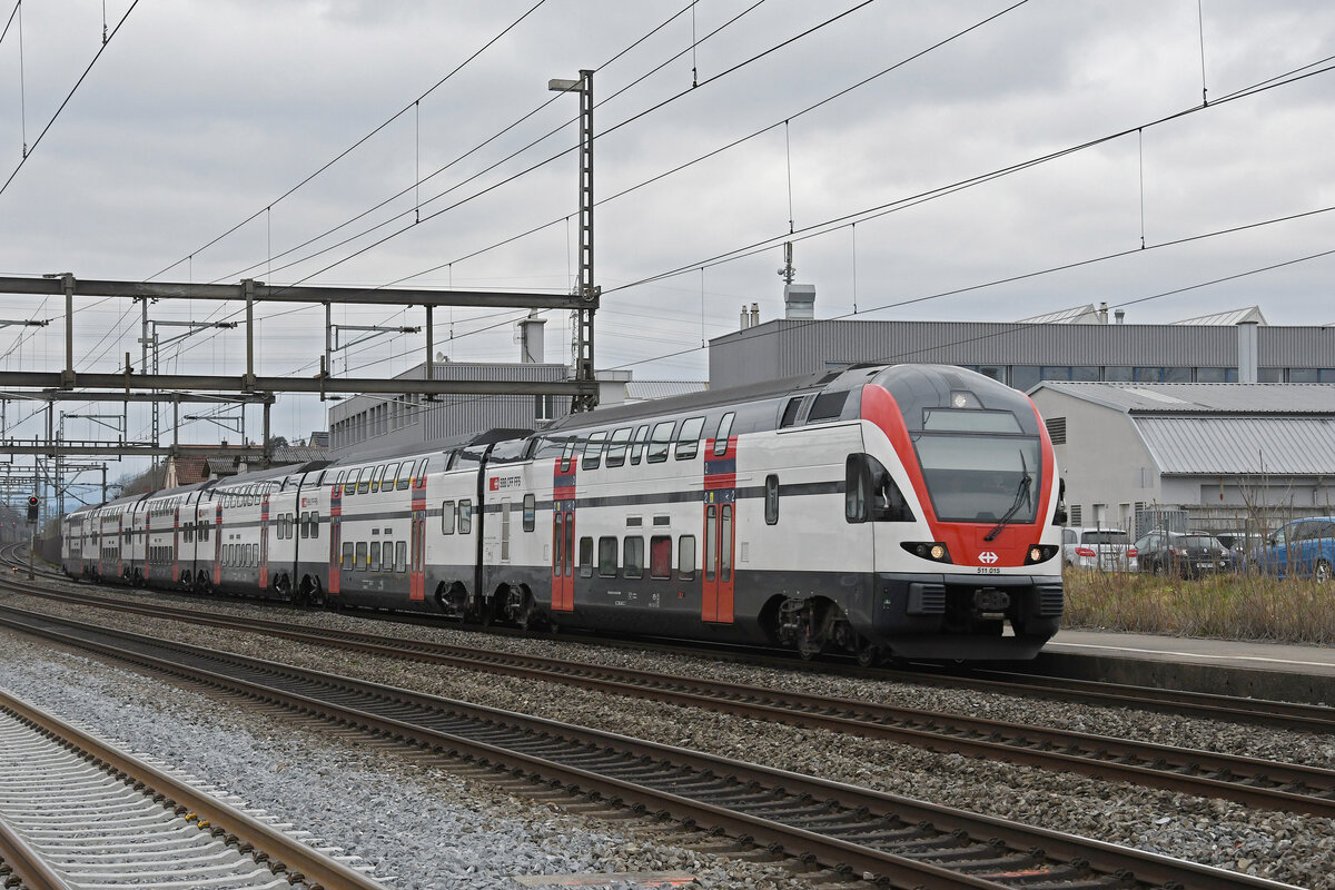 RABe 511 015 KISS durchfährt am 27.02.2023 den Bahnhof Rupperswil.