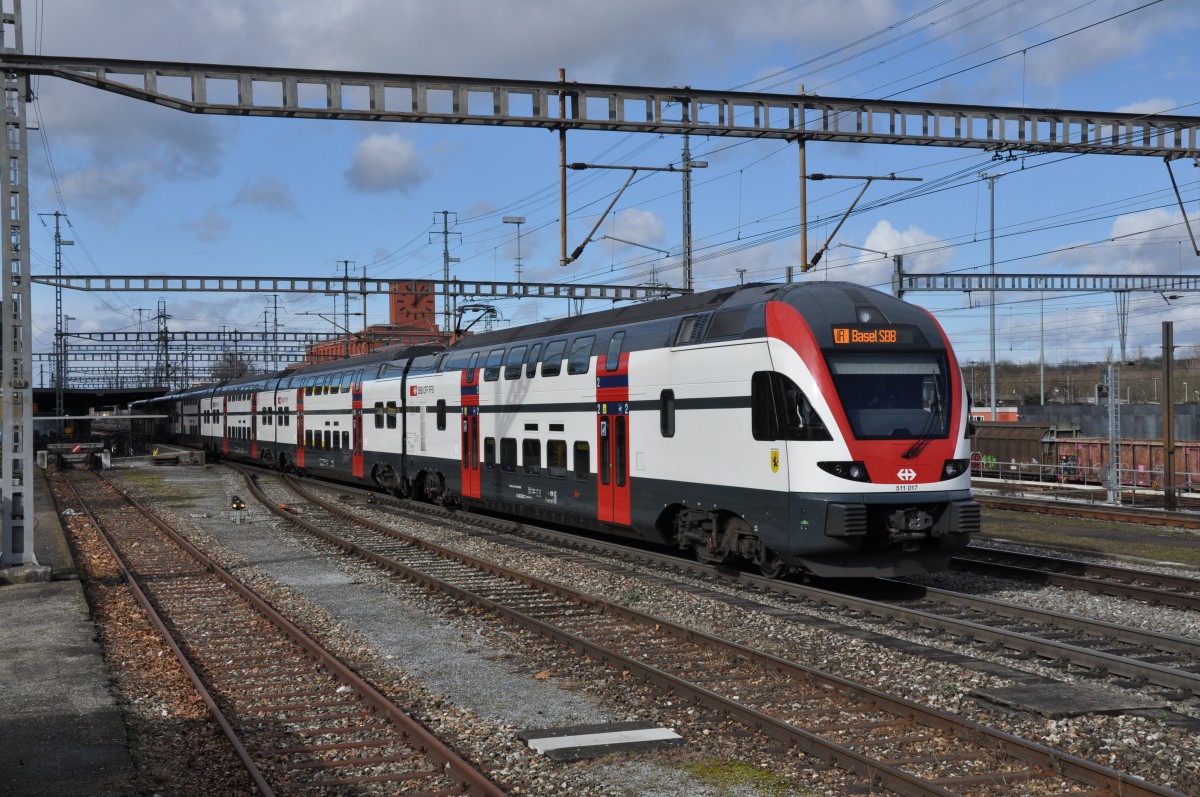 RABe 511 017 durchfährt den Bahnhof Muttenz. Die Aufnahme stammt vom 09.02.2014.