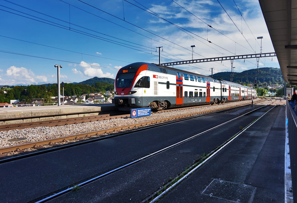RABe 511 017 fährt als RE 4980  RHEINTAL-EXPRESS  (Chur - St. Gallen - Wil SG), in den Bahnhof Uzwil ein.
Aufgenommen am 18.7.2016.