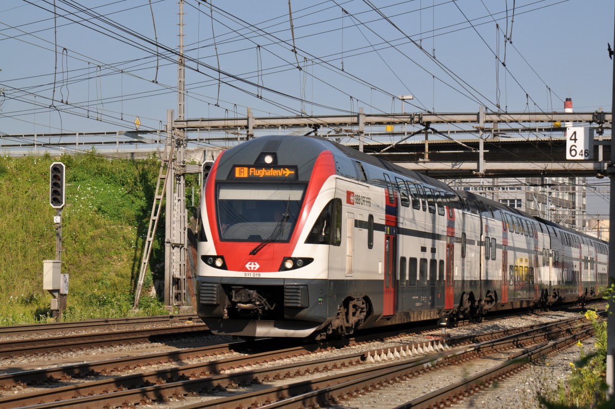 RABe 511 019 durchfährt den Bahnhof Muttenz. Die Aufnahme stammt vom 17.06.2015.