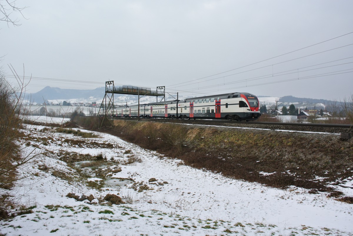 RABe 511 021 als IR 2073 unterquert gerade eine Transportgondel oberhalb von Frick, 08.02.2015.