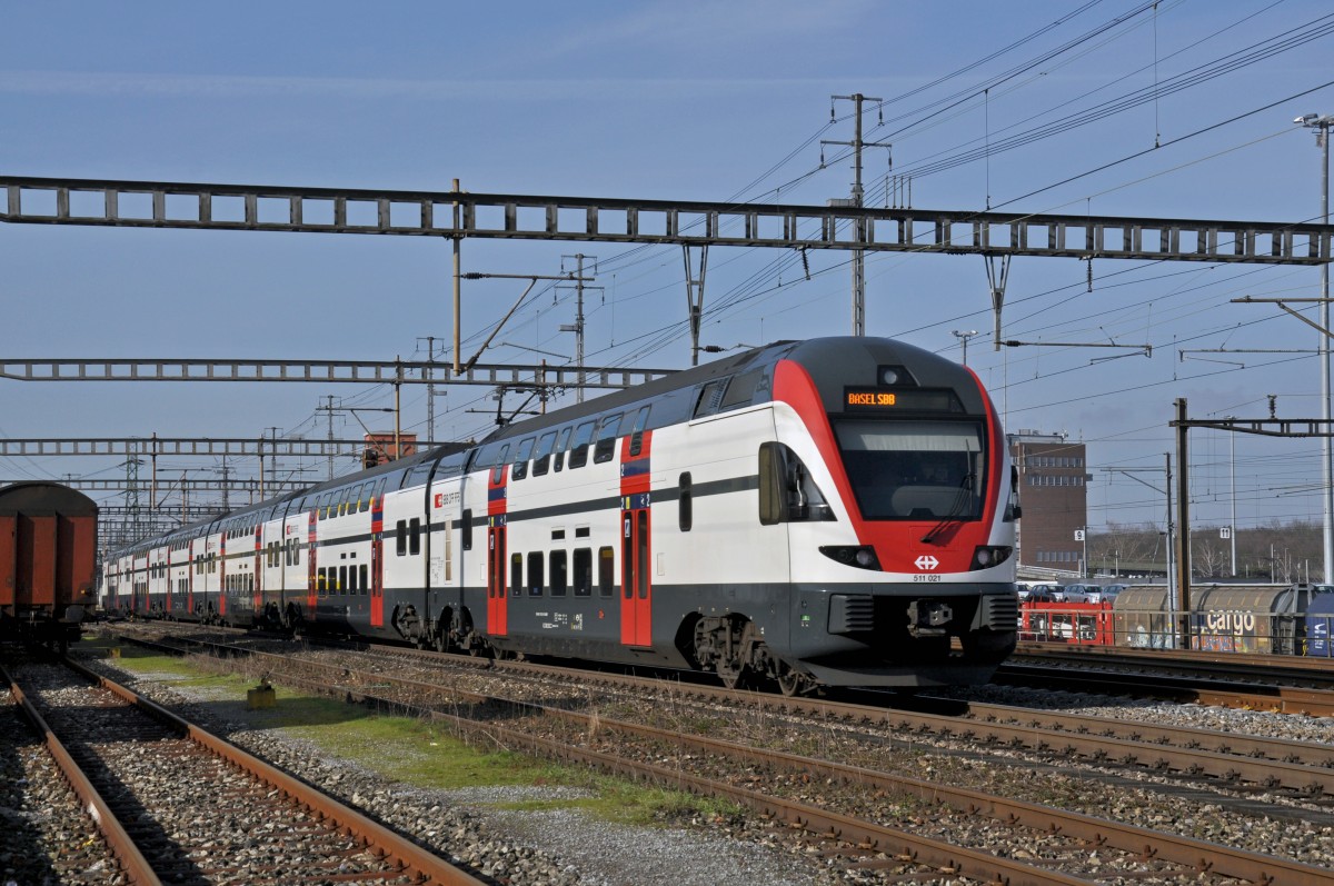 RABe 511 021 durchfährt den Bahnhof Muttenz. Die Aufnahme stammt vom 18.01.2015.