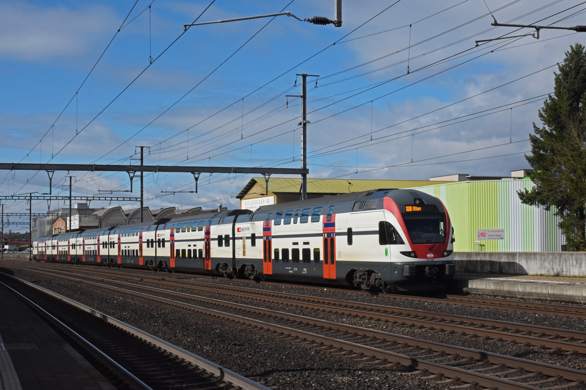 RABe 511 022 durchfährt den Bahnhof Rothrist. Die Aufnahme stammt vom 11.03.2020.