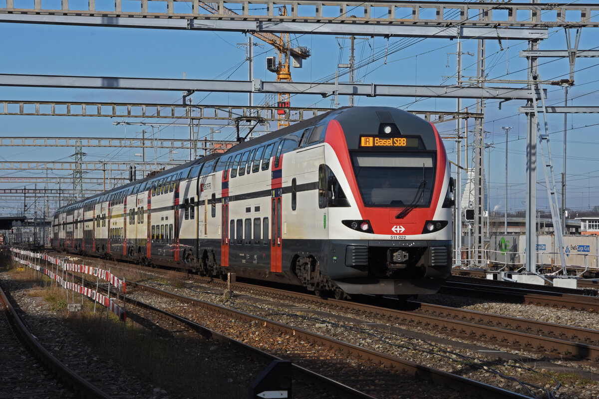 RABe 511 022 KISS durchfährt den Bahnhof Muttenz. Die Aufnahme stammt vom 22.01.2022.