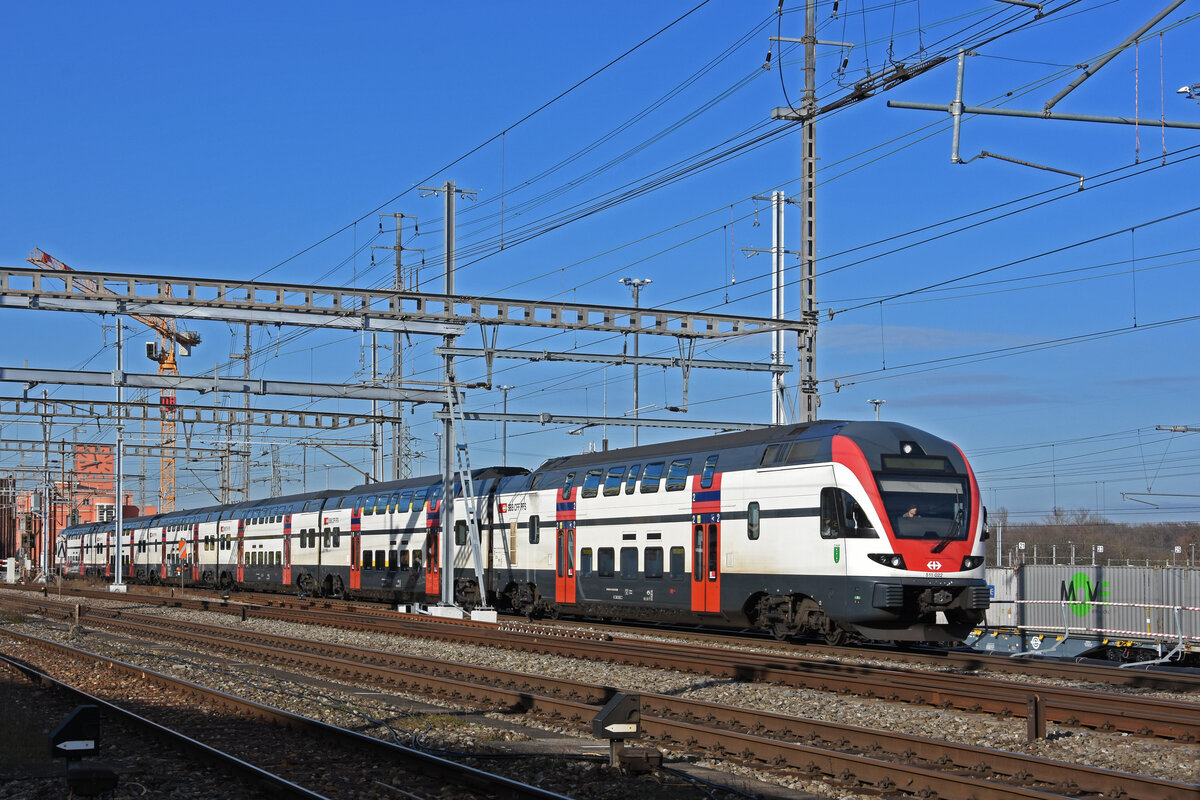 RABe 511 022 KISS durchfährt den Bahnhof Muttenz. Die Aufnahme stammt vom 22.01.2022.