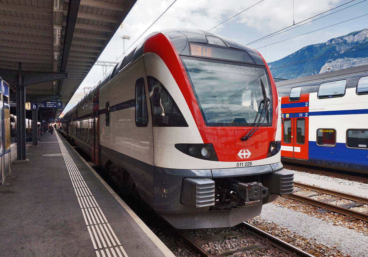 RABe 511 026 steht als RE 4872  RHEINTAL-EXPRESS  nach Wil SG, abfahrtbereit im Bahnhof Chur.
Aufgenommen am 21.7.2016.