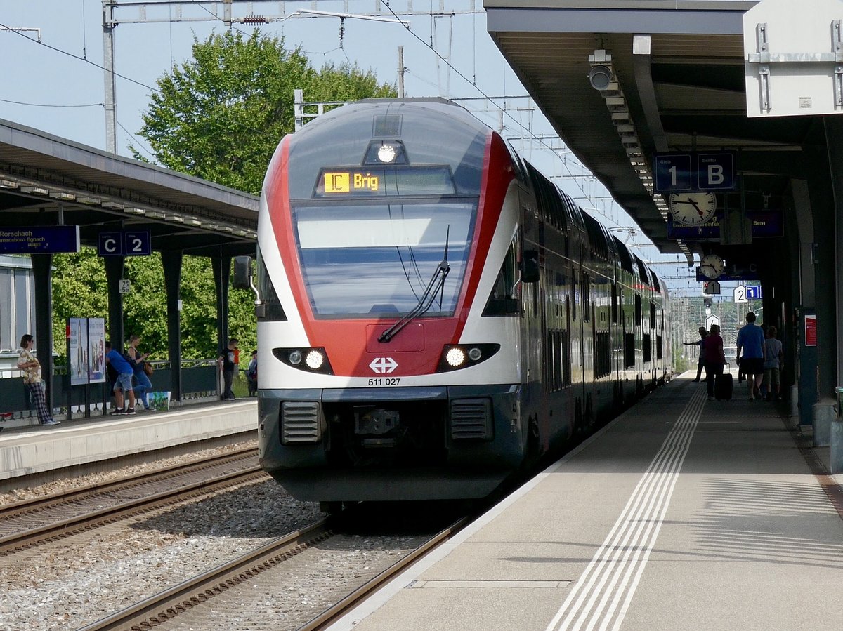 RABe 511 027 als Ersatz IC von Romanshorn nach Weinfelden, am 31.7.17 beim Halt in Amriswil.