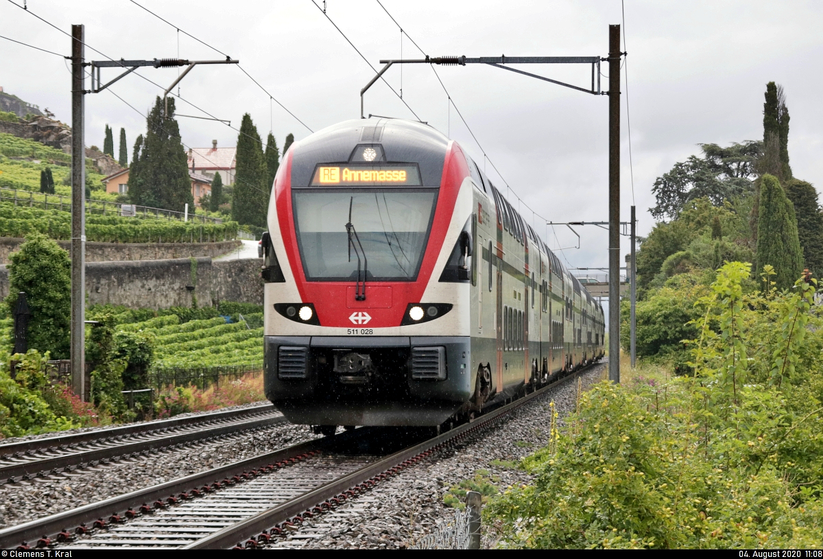 RABe 511 028 (Stadler KISS) unterwegs in Saint-Saphorin (CH).

🧰 Léman Express (LEX | SBB | SNCF)
🚝 RE 18432 Vevey (CH)–Genève (CH), weiter als S L2 Genève (CH)–Chêne-Bourg (CH), weiter als SCF23242 Chêne-Bourg (CH)–Annemasse (F)
🚩 Bahnstrecke Vallorbe–Domodossola (Simplonstrecke | 100/200)
🕓 4.8.2020 | 11:08 Uhr