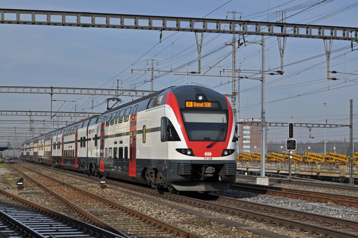 RABe 511 029 durchfährt den Bahnhof Muttenz. Die Aufnahme stammt vom 13.02.2015.