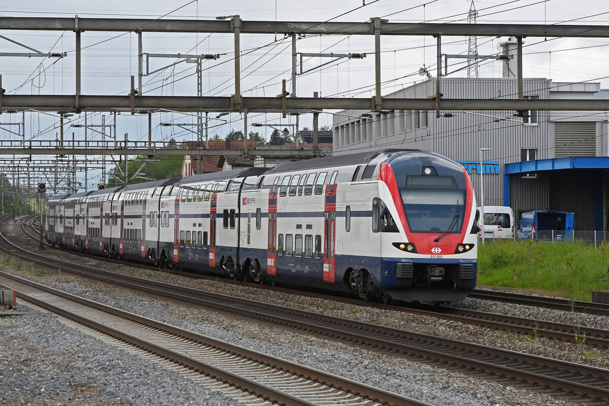 RABe 511 032 KISS durchfährt am 30.05.2023 den Bahnhof Rupperswil.