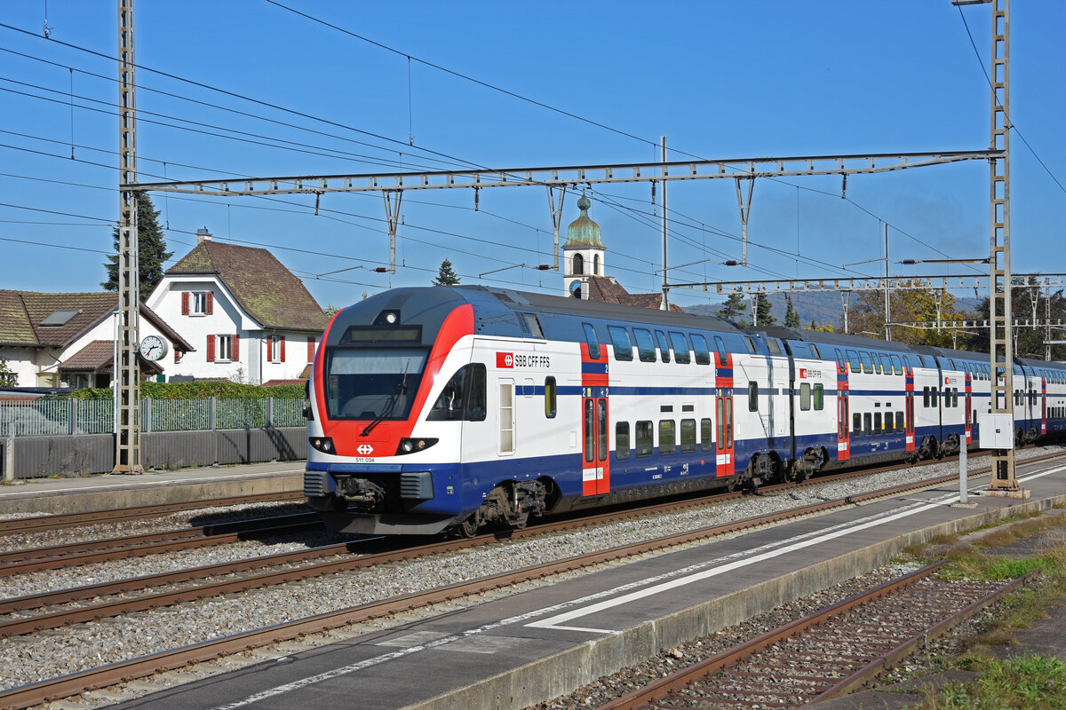 RABe 511 034 KISS durchfährt am 27.10.2022 den Bahnhof Rupperswil.