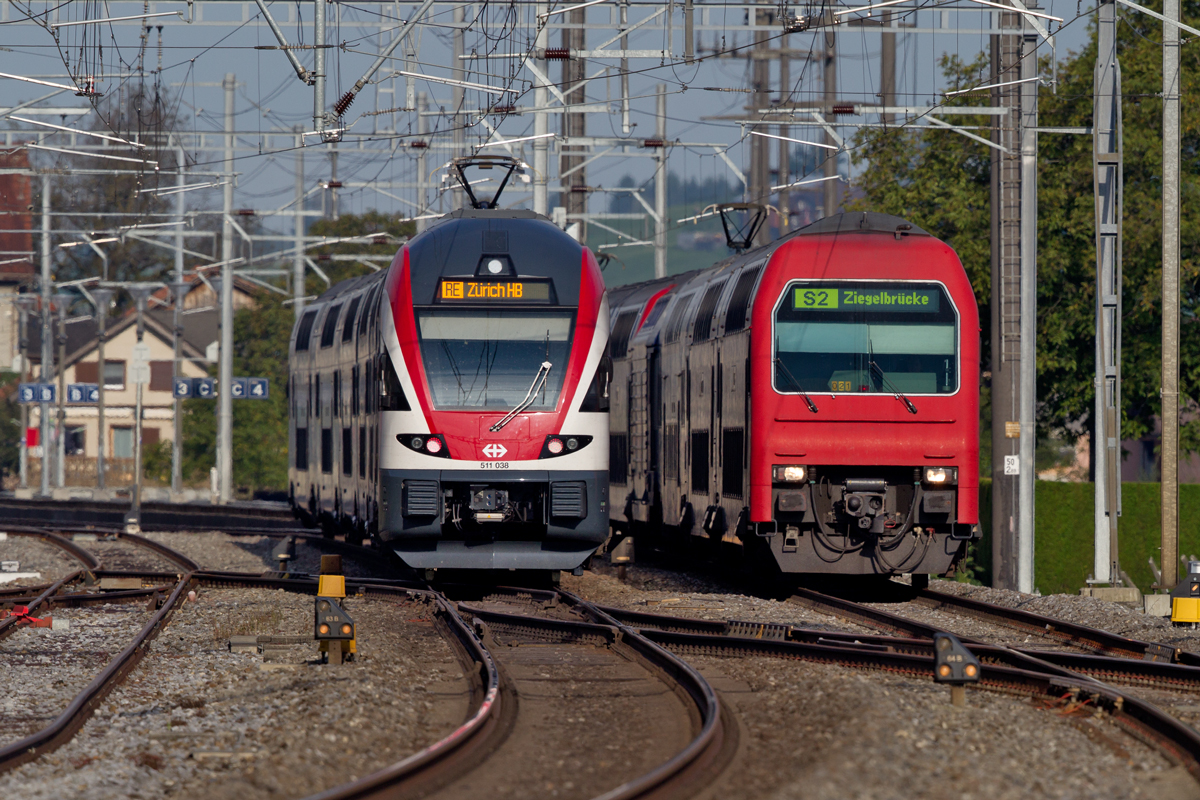 RABe 511 038 als RE nach Zürich HB kreuzt in Reichenburg die S2 nach Ziegelbrücke.Bild vom 4.9.2014