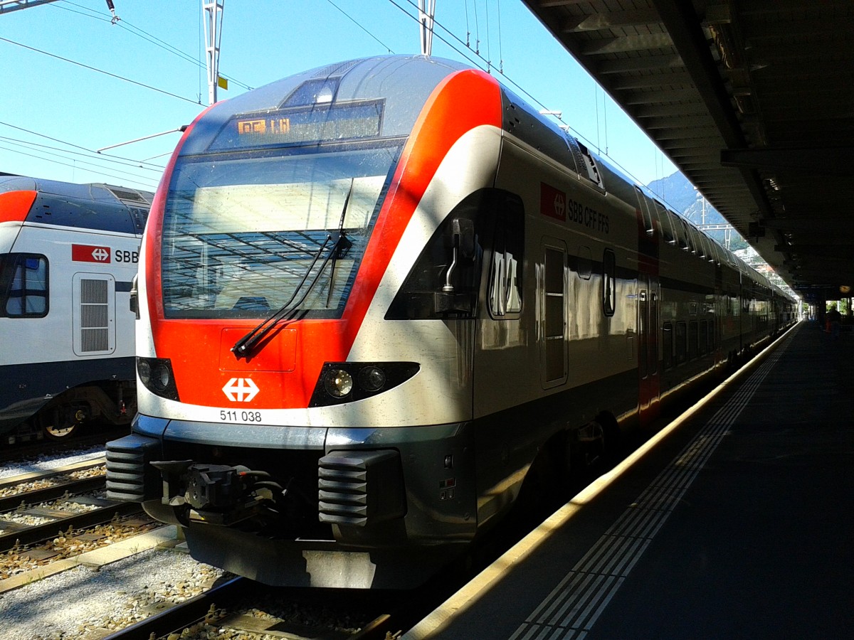 RABe 511 038 als RE 4880  Rheintal-Express  (Chur - St. Gallen - Wil) am 21.7.2015 im Bahnhof Chur.
