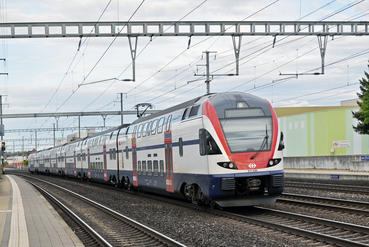 RABe 511 039 durchfährt den Bahnhof Rothrist. Die Aufnahme stammt vom 12.05.2017.