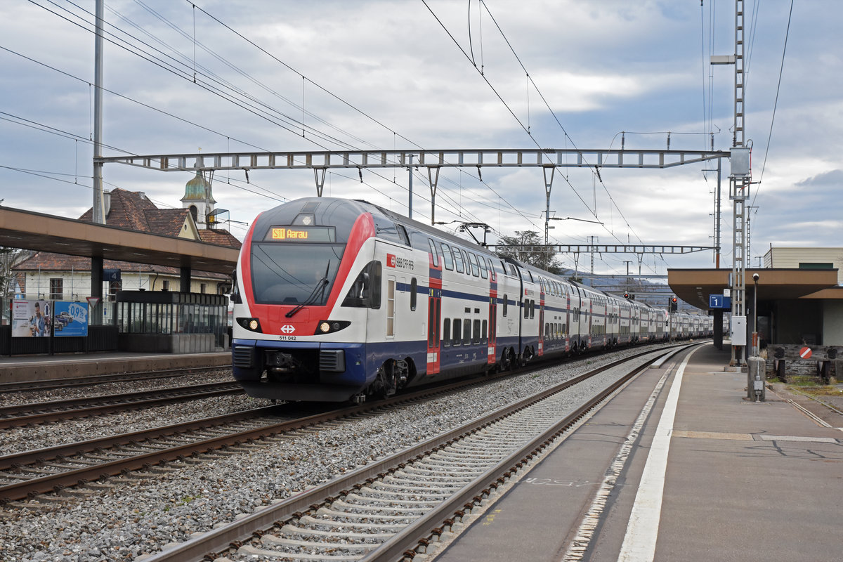 RABe 511 042, auf der S11, durchfährt den Bahnhof Rupperswil. Die Aufnahme stammt vom 13.03.2020.