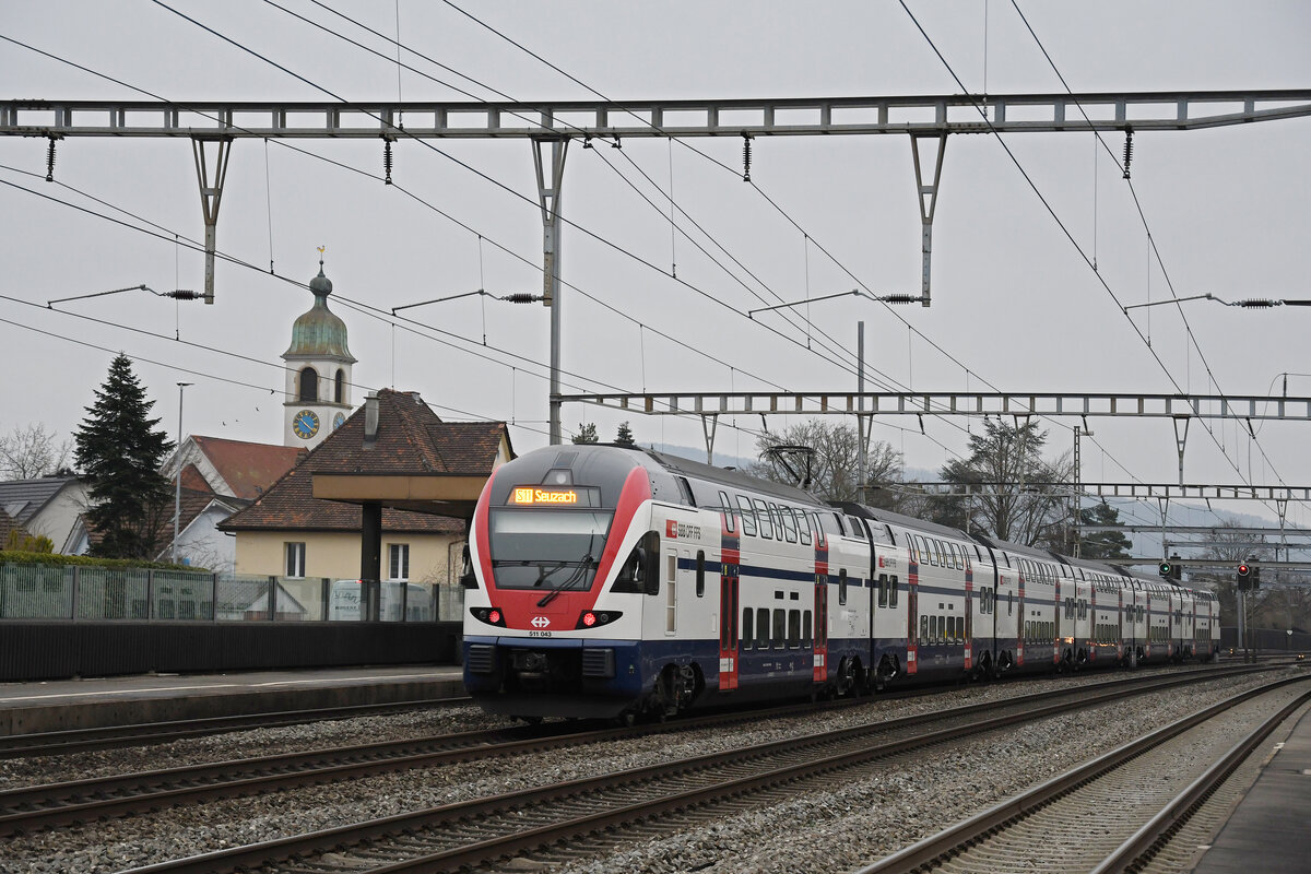 RABe 511 043 KISS, auf der S11, durchfährt am 26.01.2023 den Bahnhof Rupperswil.